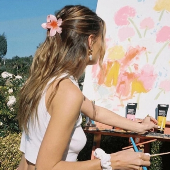 🪷 Red Plumeria Hair Claw - Picture 5 of 7